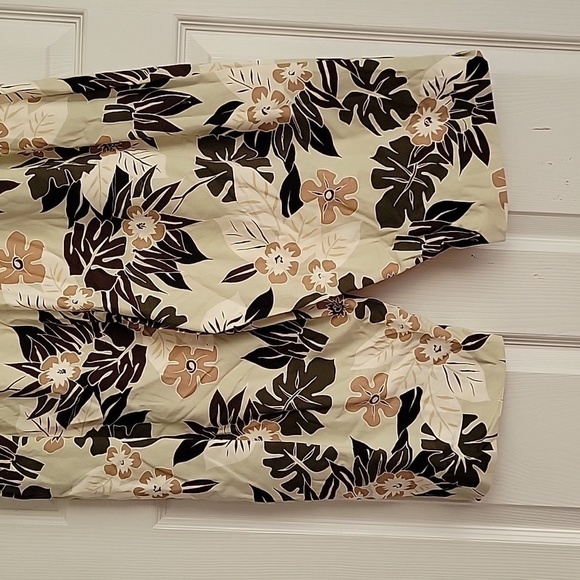 Briggs Women's Floral Cropped Pants - Picture 7 of 13